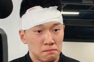 被误伤满脸是血 雷蒙：待会去缝几针 下场接着干 这是系列赛