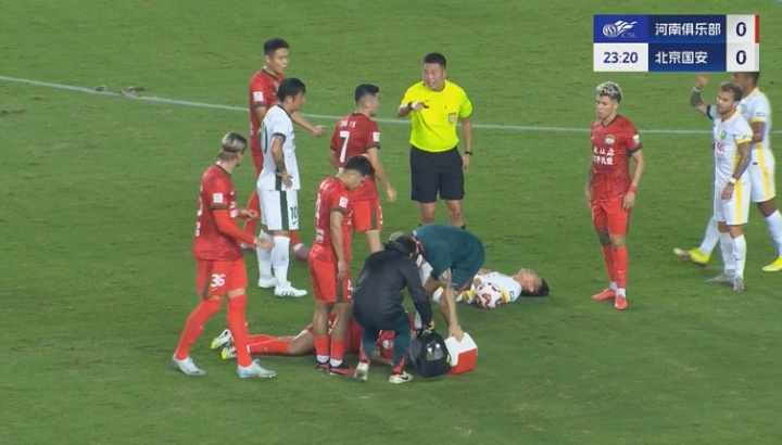 惊险！阿卜杜肉苏力、林良铭头碰头双双倒地，二人休整后回到比赛
